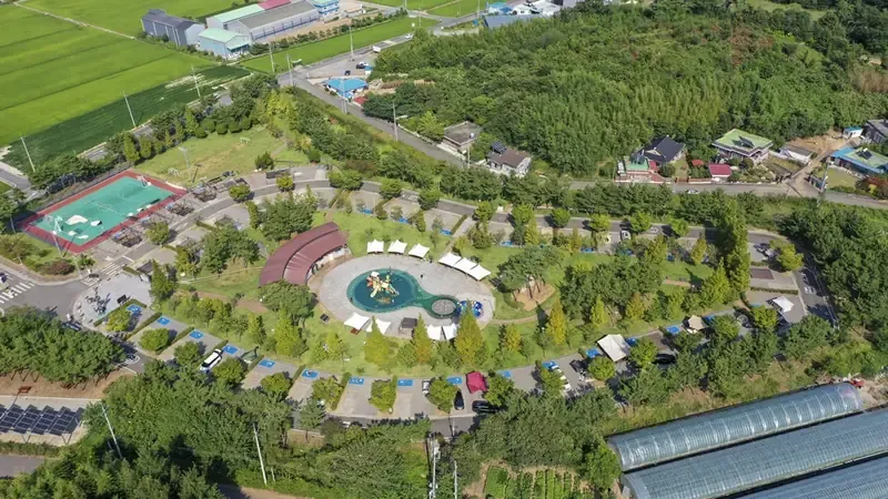 캠핑 장비 없이 즐기는 사계절 온돌 큐브 글램핑 사이트