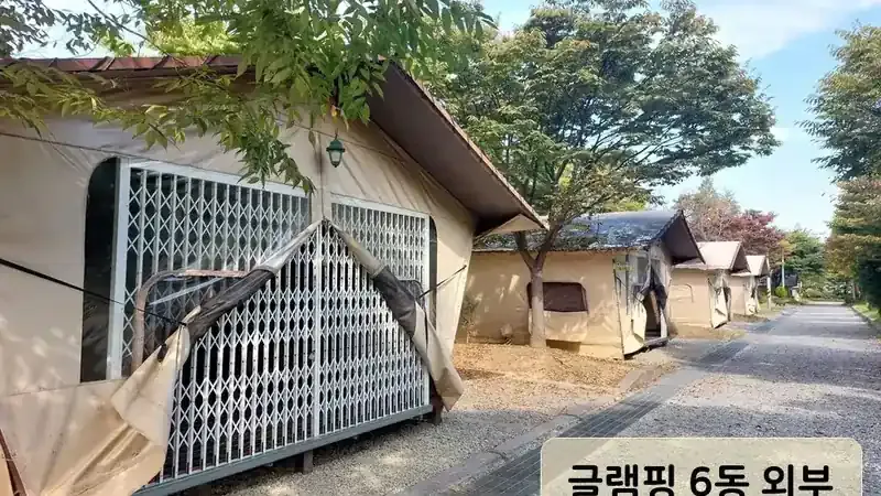 냉난방 완비 글램핑 텐트 숙소 및 목재 데크 테라스