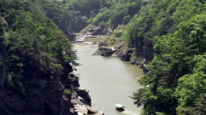 캠핑장 인근 한탄강 지질공원의 주상절리와 수려한 기암괴석