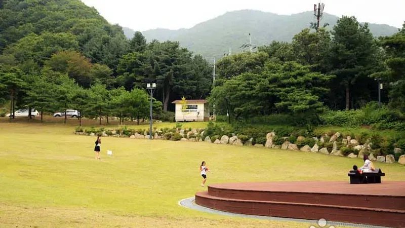 쉬자파크 야외공연장 및 탁 트인 대형 잔디마당