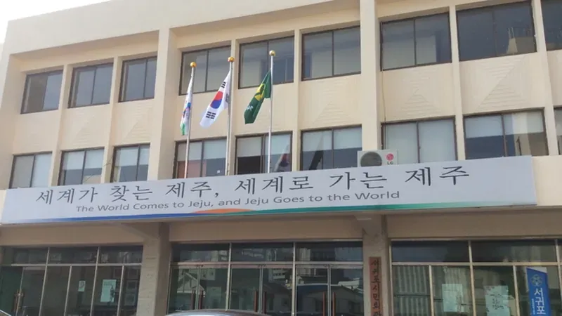 가족 단위 피크닉이 가능한 탁 트인 잔디광장 쉼터