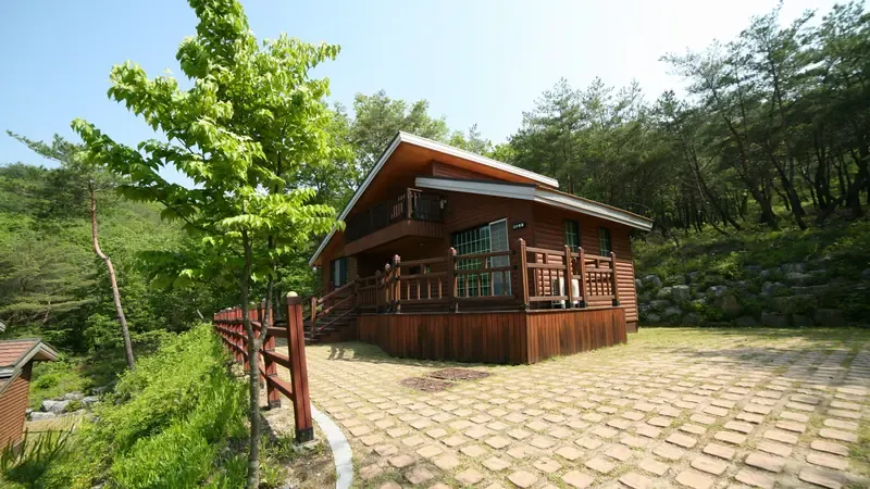 가족 단위 투숙객을 위한 단층 온돌 산림문화휴양관 전경
