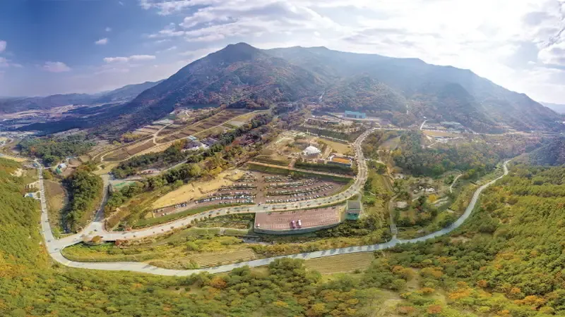 기암절벽과 한방 약초길이 어우러진 힐링 산책로