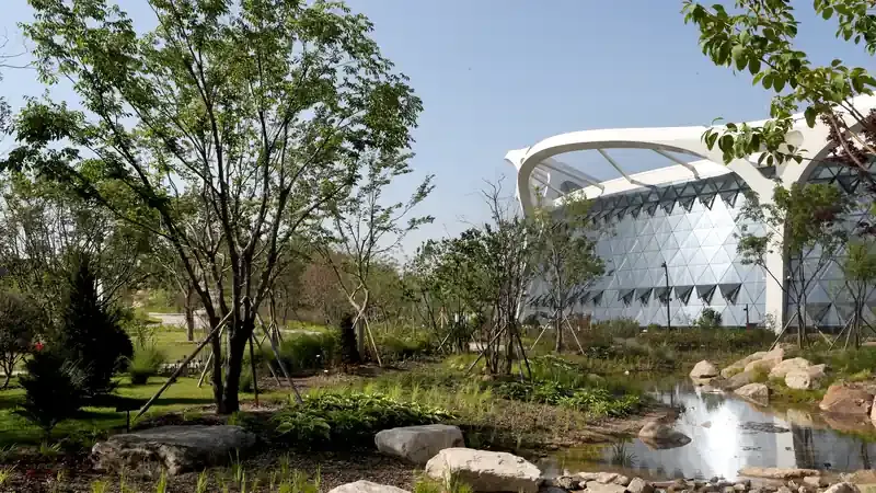 서울식물원 랜드마크 온실 파사드 및 열린숲 잔디마당 전경