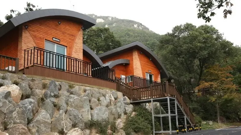 백운봉 기암절벽 아래 용문산자연휴양림 전경