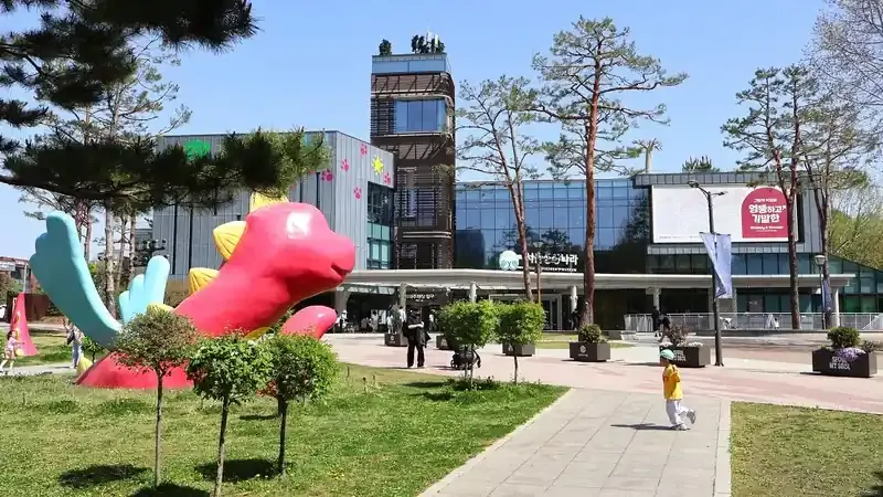뚝섬한강공원 자벌레 외관 및 한강 조망 키즈카페 전경