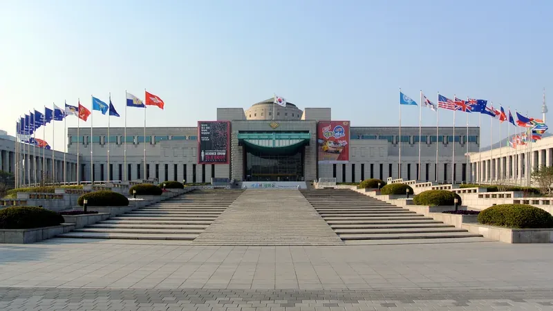 전쟁기념관 웅장한 외관 본관 파사드 및 전면 광장