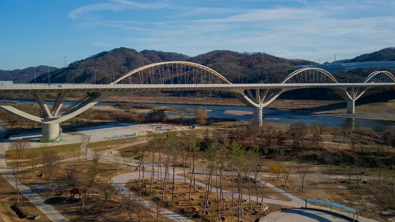 금강과 미호강이 만나는 합강수변공원에 조성된 세종 합강캠핑장 전경