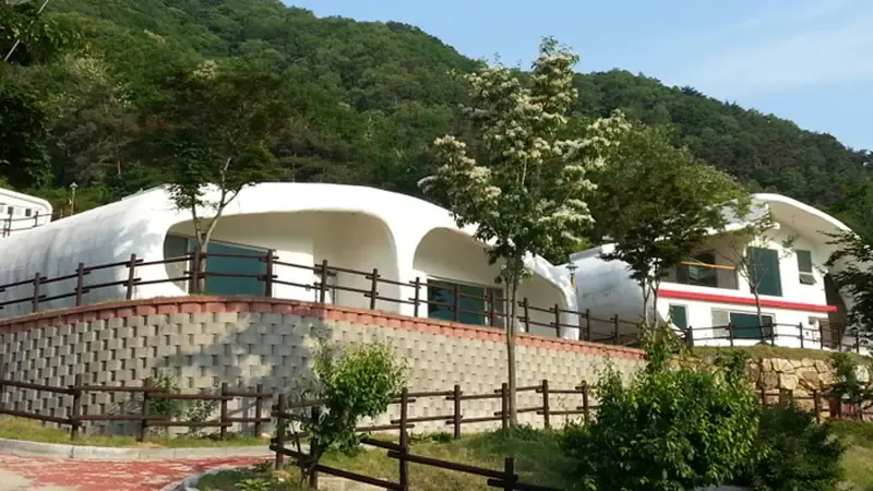 문경새재 도립공원 입구 스머프마을 및 캠핑장 전경