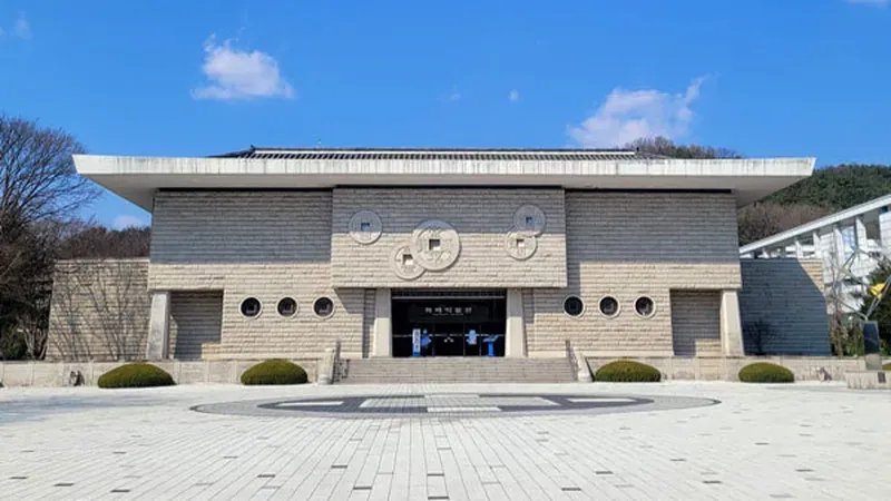 한국조폐공사 화폐박물관 본관 전경 및 탄동천 벚꽃 가로수길