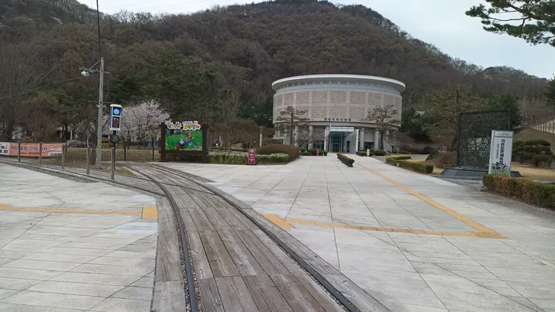 원추형 석탄 형태의 문경석탄박물관 본관 및 에코월드 전경