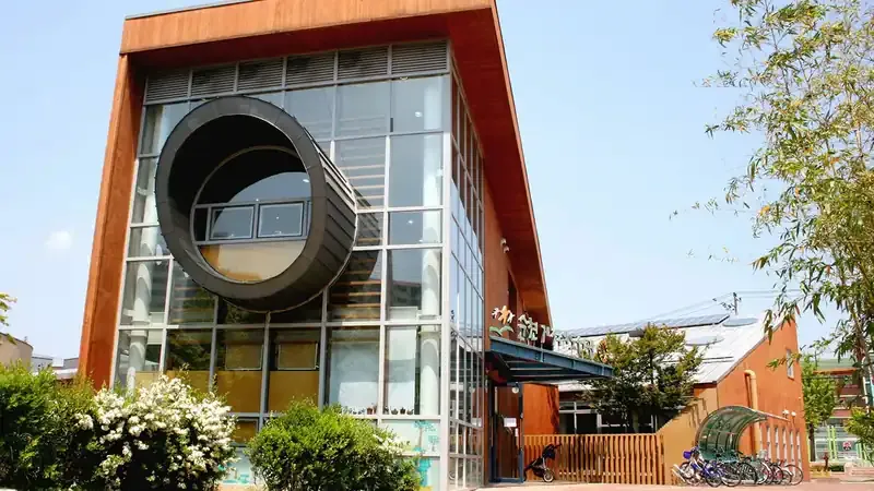 순천기적의도서관 정문 진입로 및 외관 파사드 전경