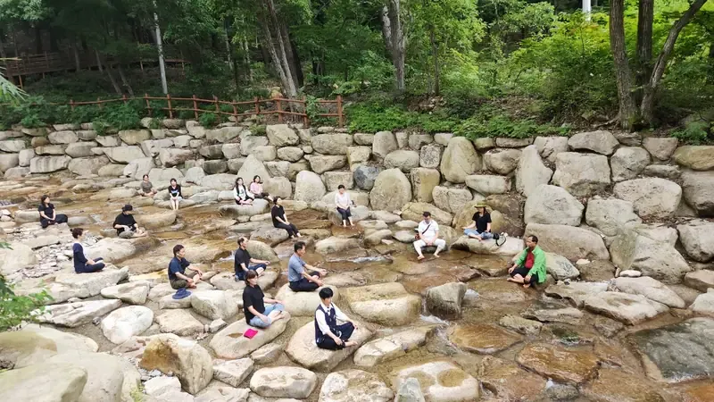 계곡 물소리를 들으며 심신을 안정시키는 음이온명상터(물)