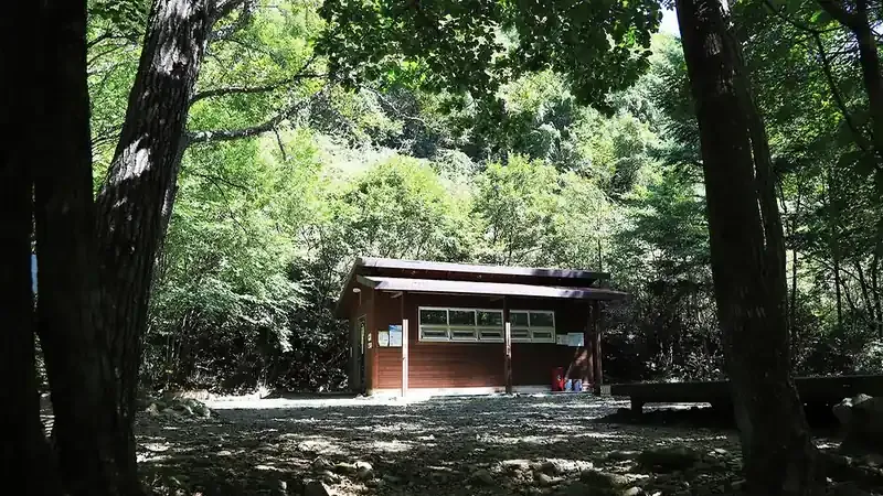 철분과 탄산이 풍부한 삼봉약수 체험터 및 산책로