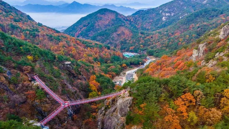 가을 단풍으로 붉게 물든 거창 우두산 기암절벽과 협곡 절경