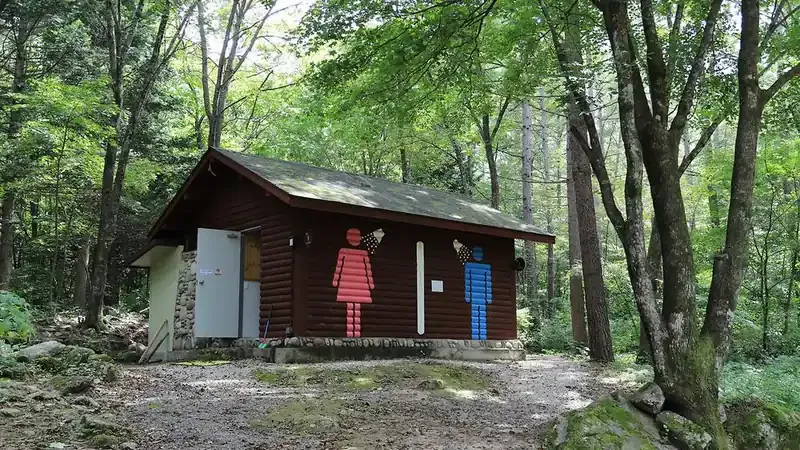 이단폭포 시원한 물줄기와 청정 활엽수림 쉼터