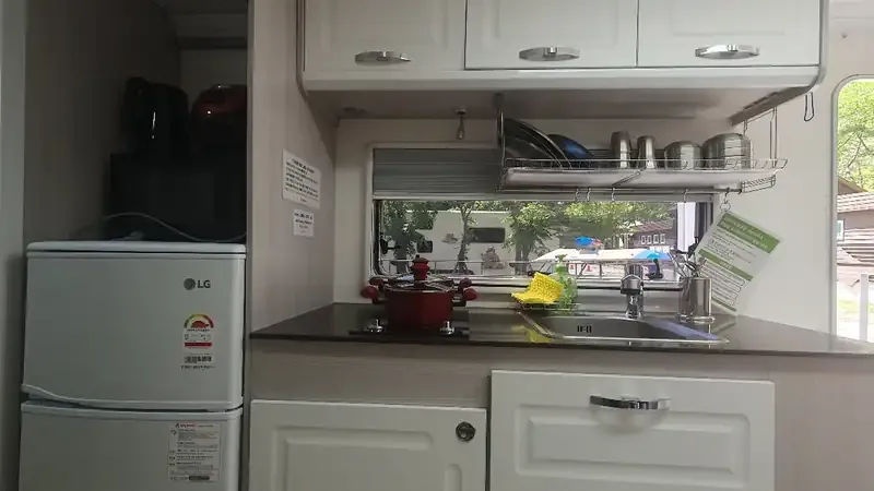 지리산 맑은 암반수 계곡과 울창한 활엽수림 수변 쉼터