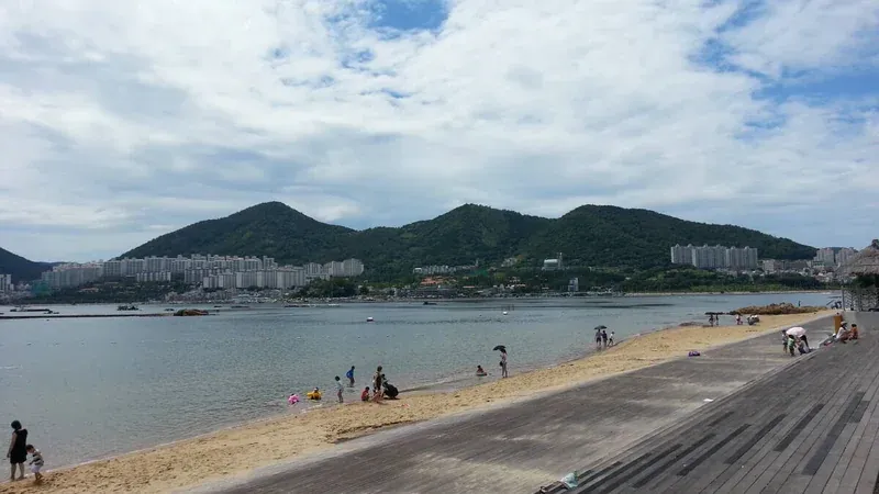 웅천 친수공원 백사장 및 잔잔한 남해안 모래놀이 해변