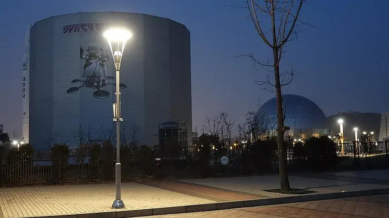 국립과천과학관 스페이스월드 및 원형 돔 천체투영관 야경 광장