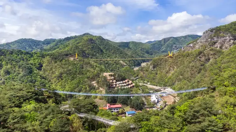 소금산 그랜드밸리의 기암절벽과 맑은 삼산천 자연 풍경