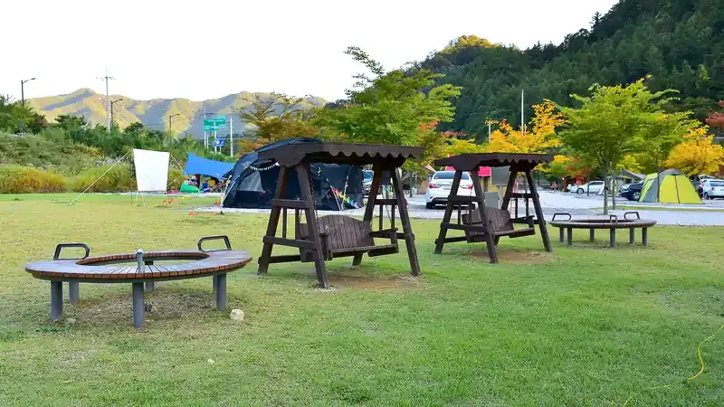 한탄강 협곡 산세를 배경으로 조성된 잔디마당과 흔들그네 휴식 공간