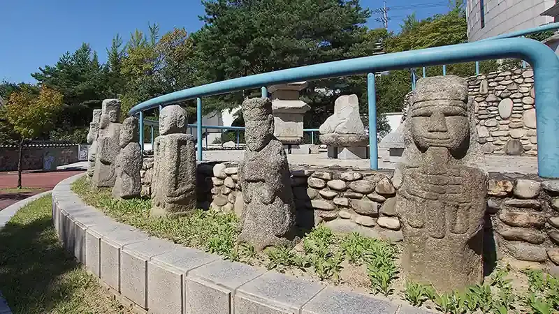 야외 전통 한옥 고택 정원 및 석조 유물 쉼터