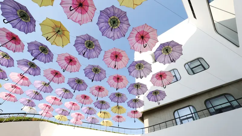 호수 주변 수변 산책로 및 어린이 물놀이터 쉼터