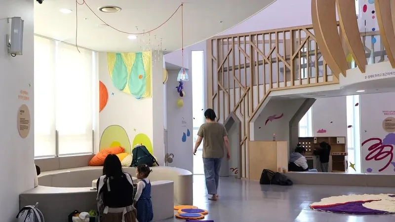 파노라마 한강 뷰를 감상하는 통유리 가족 라운지
