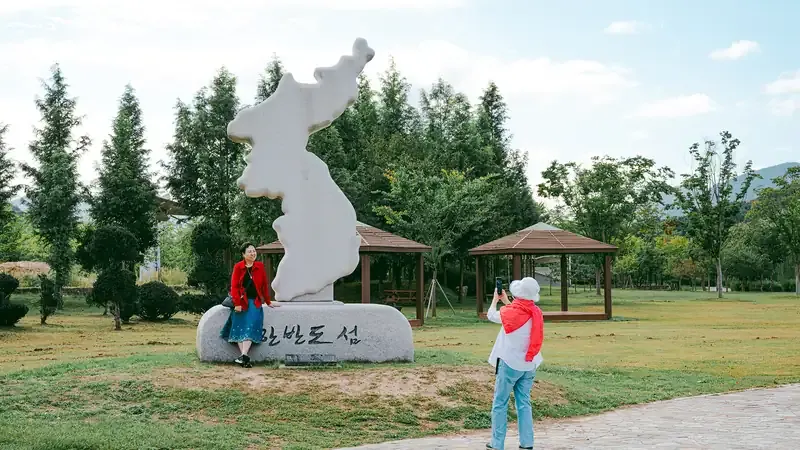 한반도섬 내부 무장애 수변 데크길 및 억새원