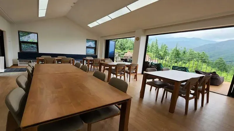 편백숲 산책로 내 목재 전망 데크(주작) 쉼터