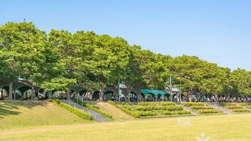 진위천 맑은 물길과 푸른 녹지가 어우러진 수변 자연 쉼터