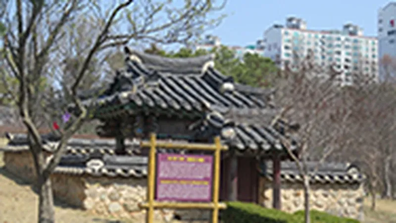 야외 전통 가옥 및 석조유물 자연 산책로 쉼터