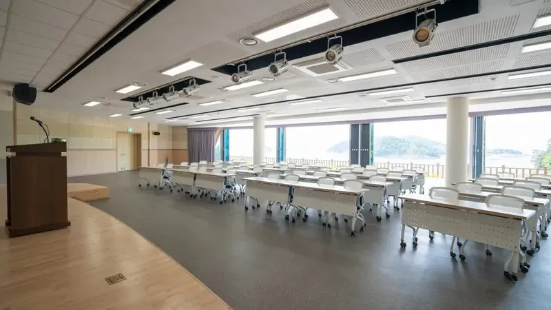 한려수도 푸른 바다와 동백나무가 어우러진 해안 야외 정원