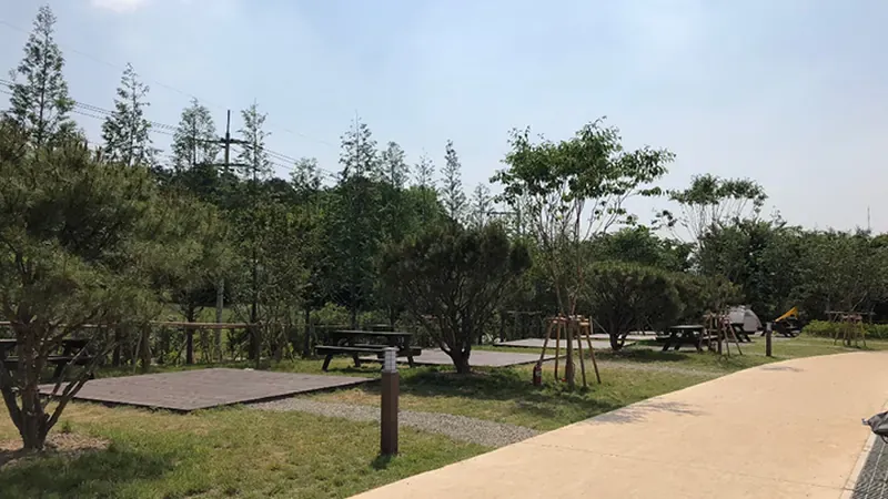 호수공원 자연 속에서 여유를 즐기는 목재 캠핑 데크