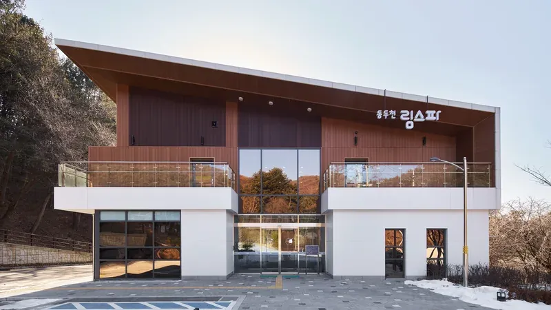 계곡형 자연 물놀이장과 소나무 숲속 야외 쉼터