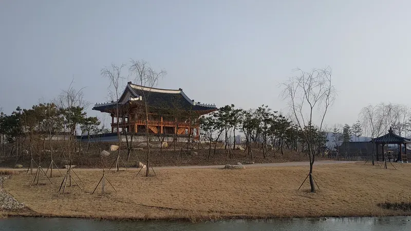 한국전통정원 솔찬루 누각 및 호수 수변 산책로