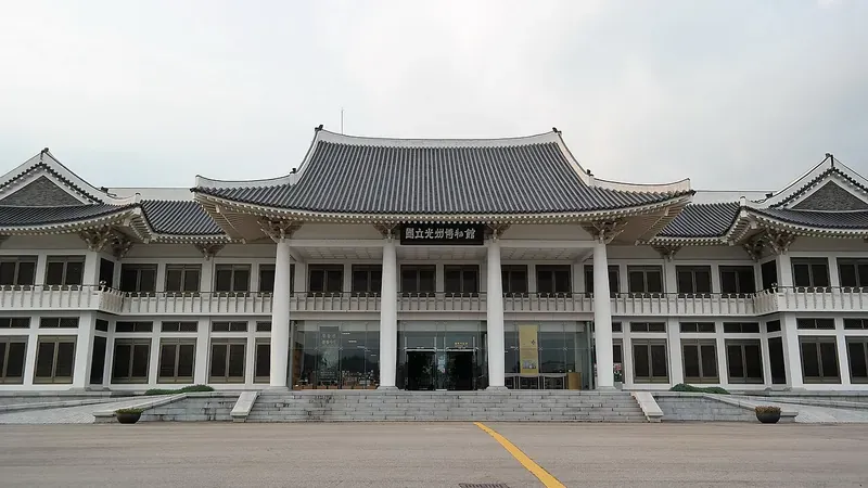 수목이 우거진 정원 및 야외 석조미술품 산책로 쉼터