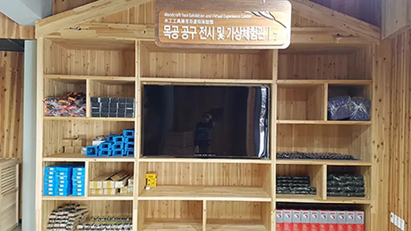 피톤치드가 뿜어져 나오는 60년 수령의 울창한 편백나무·삼나무 숲길