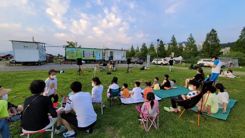 캠핑장 중앙 잔디마당 및 가족 피크닉 쉼터 공간