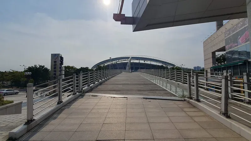 와스타디움 보행 육교 및 야외 수목 잔디 광장 쉼터