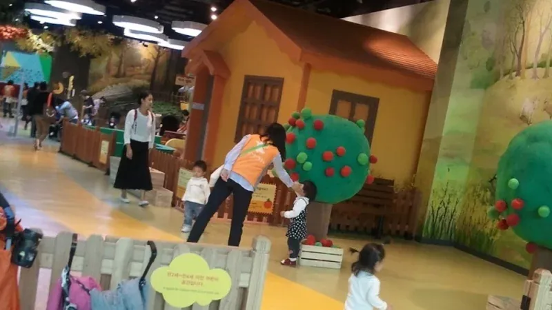 영유아 전용 자연놀이터 및 인터랙티브 탐색 공간