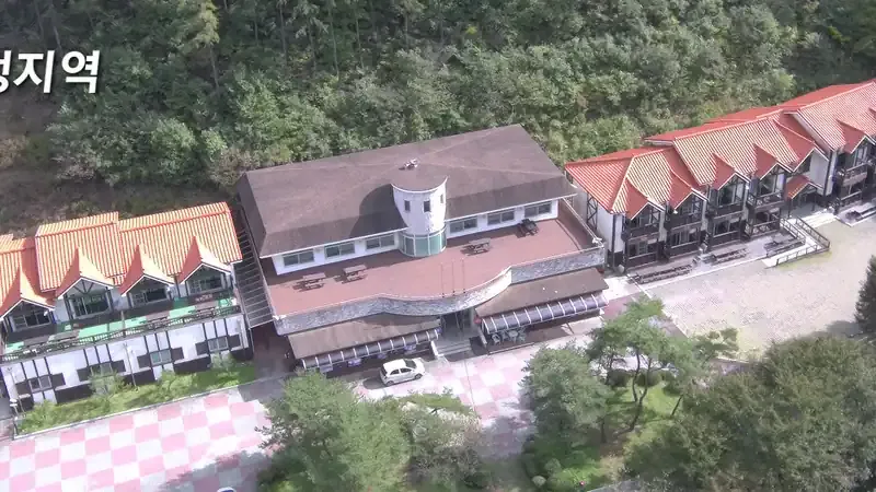 칠갑호 호수 풍경과 울창한 소나무 숲 쉼터