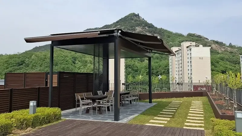 서대문독립공원 및 안산 능선이 파노라마로 펼쳐지는 4층 옥상정원 쉼터