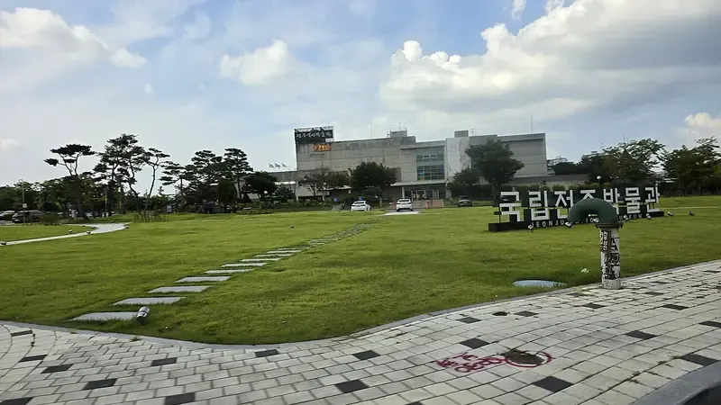 야외 석조물 정원 및 산책 쉼터