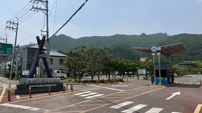 학동 흑진주 몽돌해변 바다 조망과 해풍 솔숲 쉼터