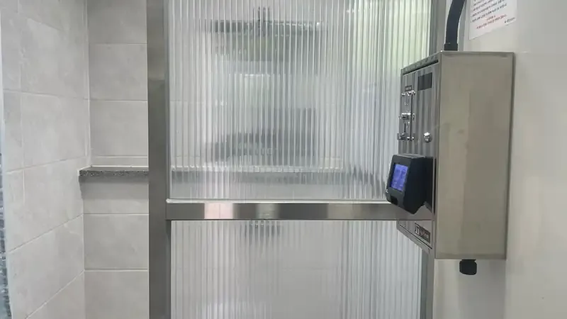 송계계곡 천연 암반수와 울창한 솔숲이 감싸는 힐링 수변 쉼터