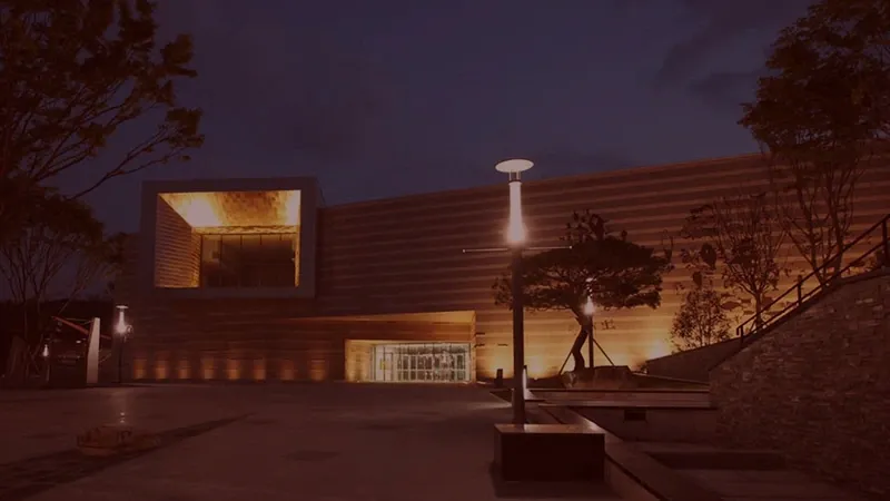 박물관 앞마당 야외 수벽 분수 및 쉼터 라운지