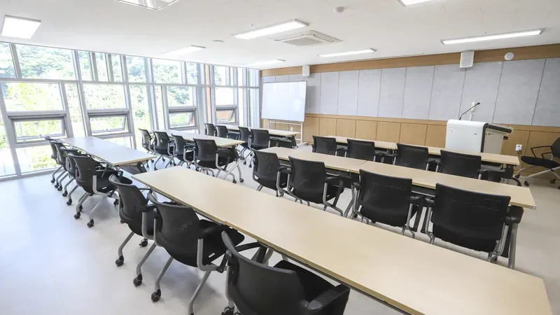 가족과 함께 북천 강바람을 맞으며 산책하는 친환경 데크로드
