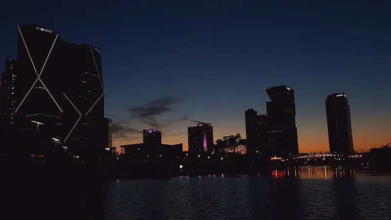 화려한 송도 마천루 반영과 야간 LED 문보트 조명 야경