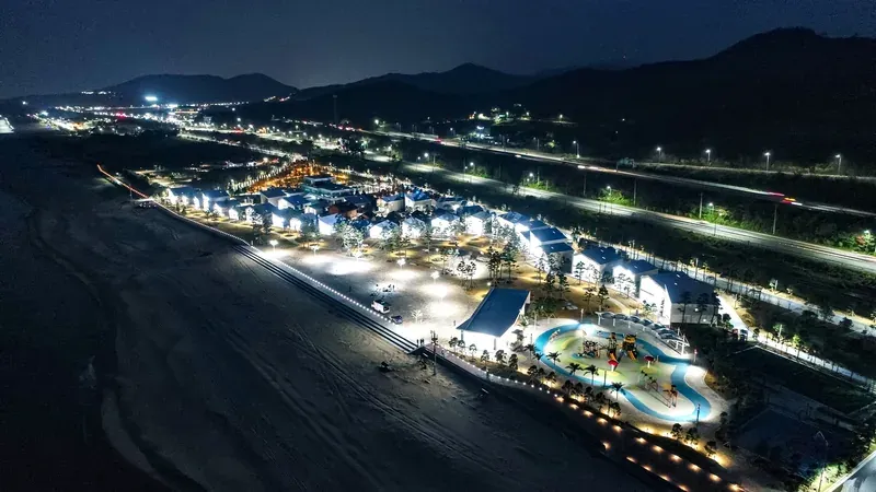 동해 파도 소리와 함께 감성 가득한 리조트 야경